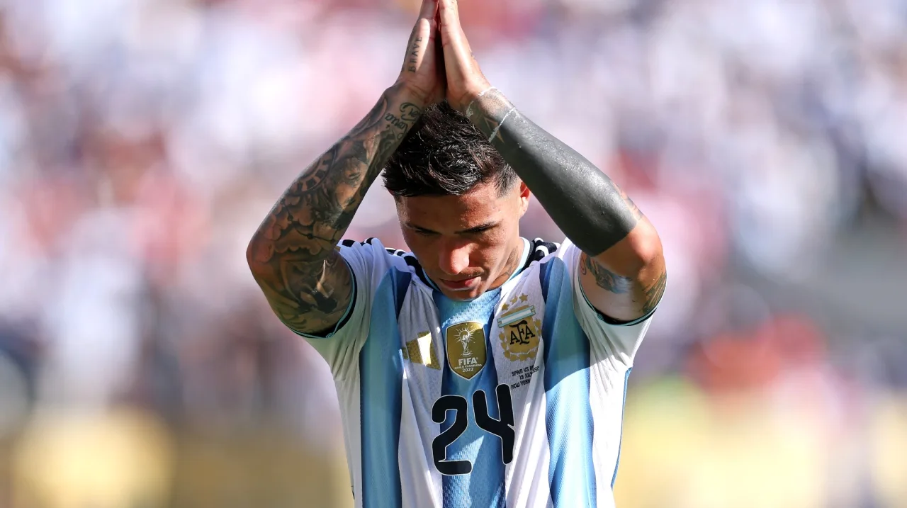 Enzo Fernández, mediocampista del Chelsea y la Selección Argentina, en el terreno de juego.