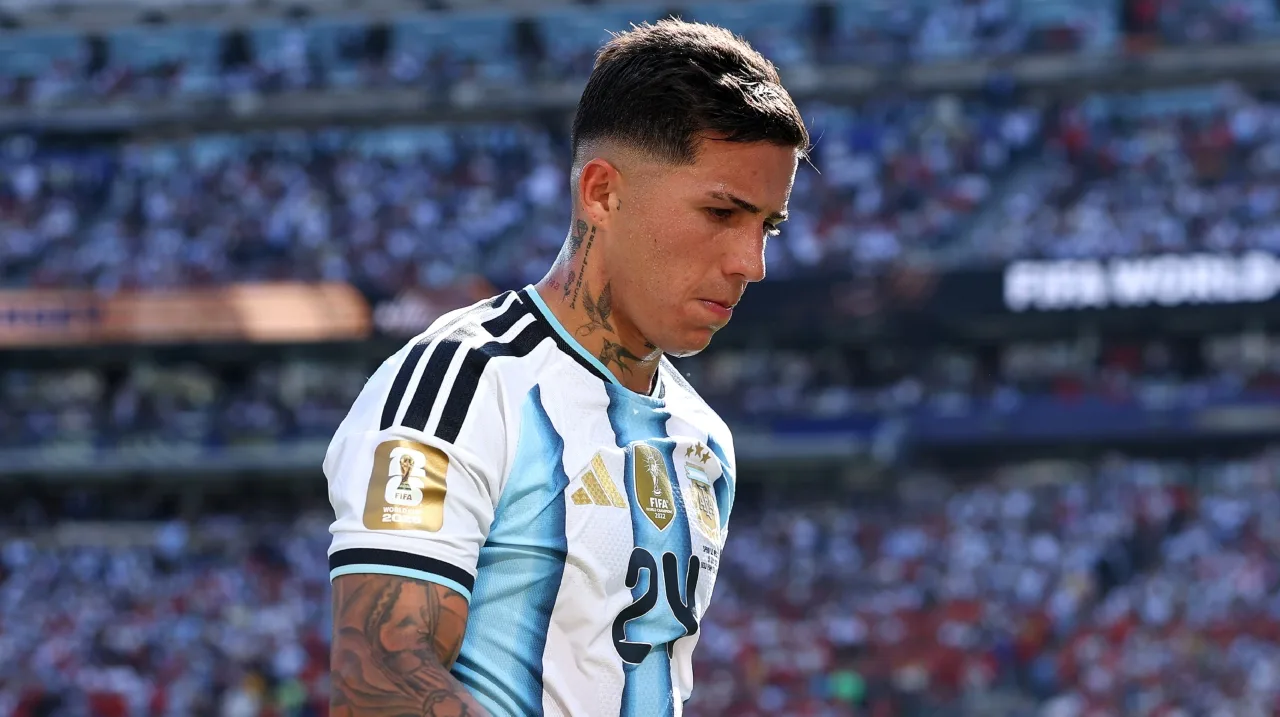 Enzo Fernández, mediocampista del Chelsea y la Selección Argentina, durante un partido oficial.
