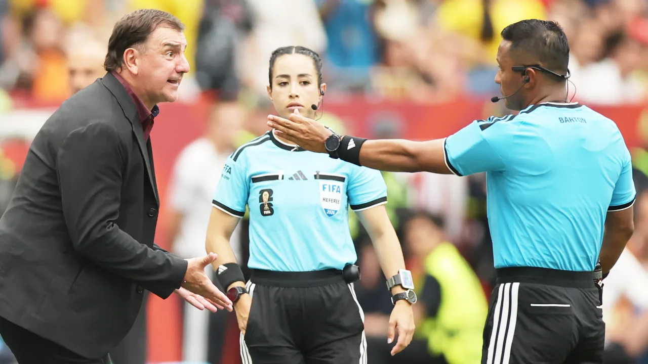 ¿Quién es Iván Barton, el árbitro encargado del Francia vs España en Semifinales del Mundial 2026 y compañero de Katia Itzel? Iván Barton fue designado para semifinal Francia y España del Mundial 2026.