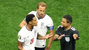 Inglaterra se queda con 10: así fue la expulsión de Jarell Quansah por falta sobre Jesús Gallardo