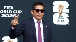 Jorge Campos y las chanclas de lujo que recibió de Gianni Infantino en el Estadio Azteca