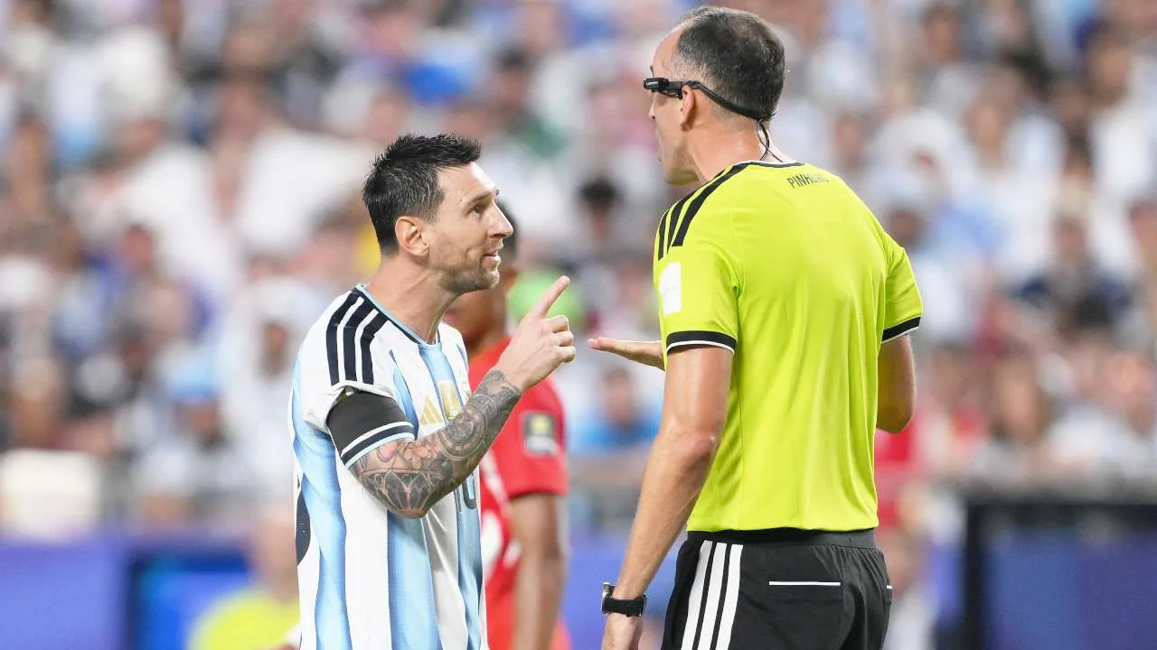 La IFAB reabrió el debate sobre el arbitraje que rodeó a Argentina en el Mundial