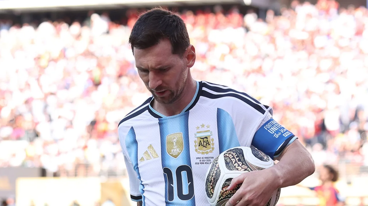 Lionel Messi conviviendo con aficionados durante sus vacaciones en la ciudad de Rosario.