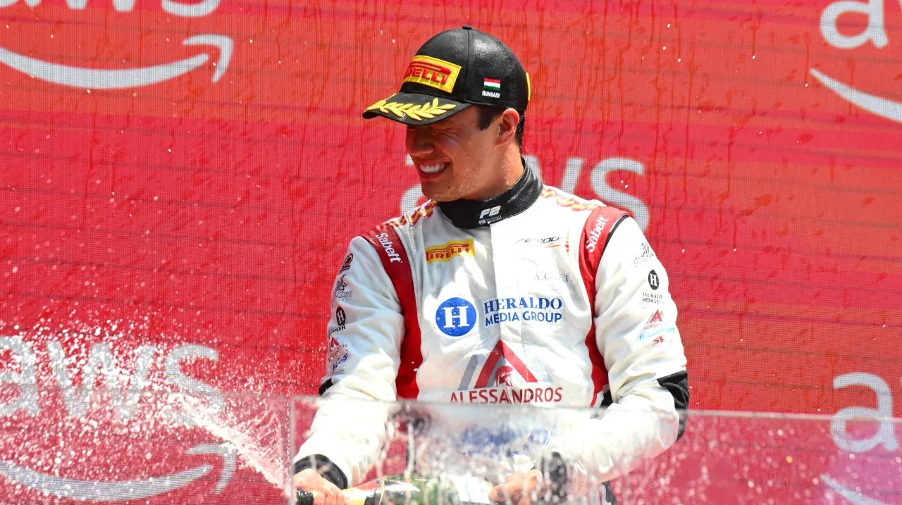 Noel León, piloto mexicano de Campos Racing, durante su participación en la Fórmula 2