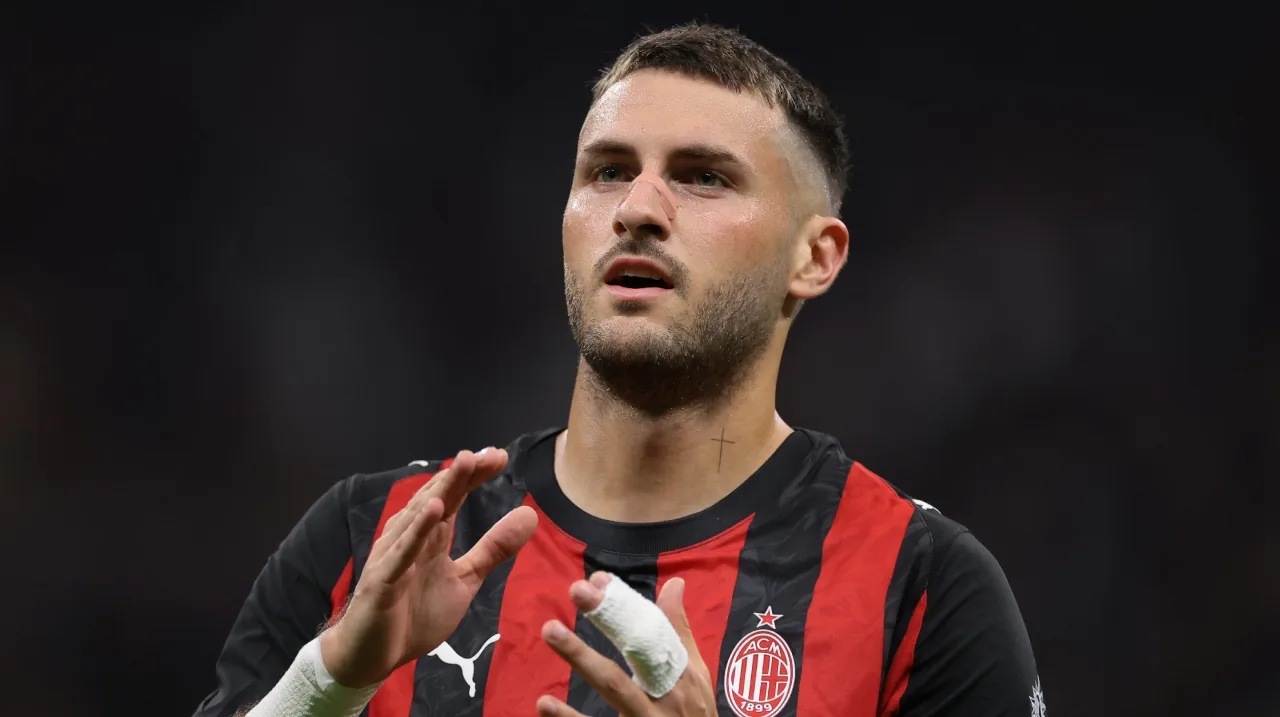 Santiago Giménez, delantero mexicano del AC Milan, durante un partido oficial.