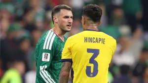 Santiago Giménez rompió el silencio sobre la expulsión de Piero Hincapié: ¿Qué le dijo?