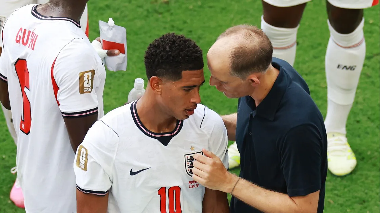 Jude Bellingham y Thomas Tuchel, de la selección de futbol de Inglaterra. 