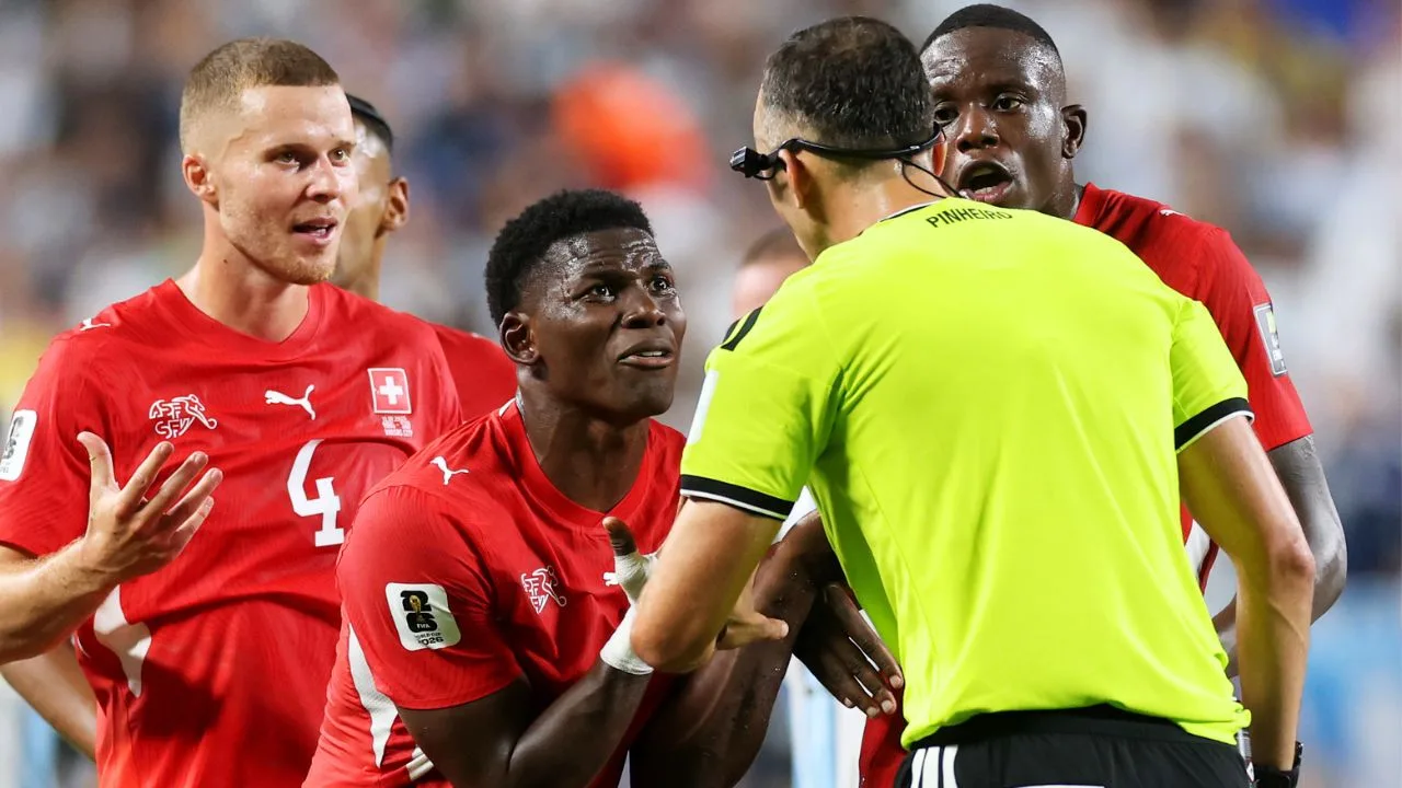 Breel Embolo deja el Argentina vs Suiza entre lágrimas: Por qué lo expulsaron.