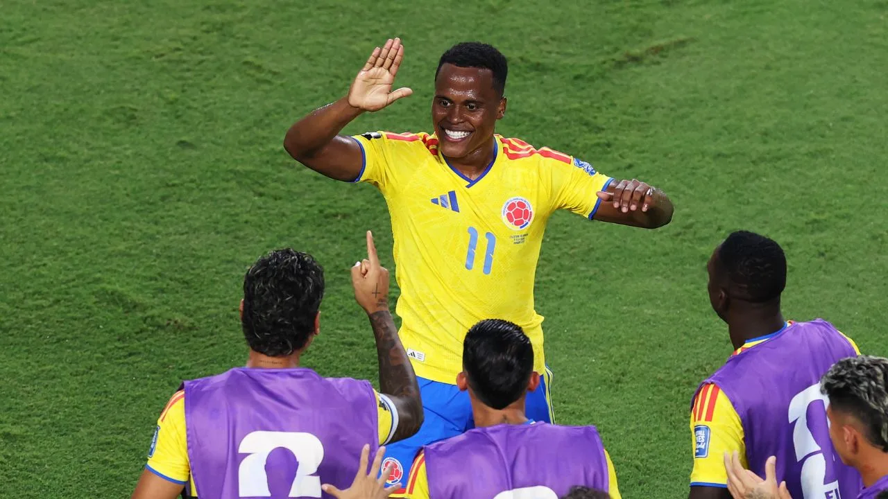 Jhon Arias celebra con sus compañeros el gol colombiano ante Ghana. 
