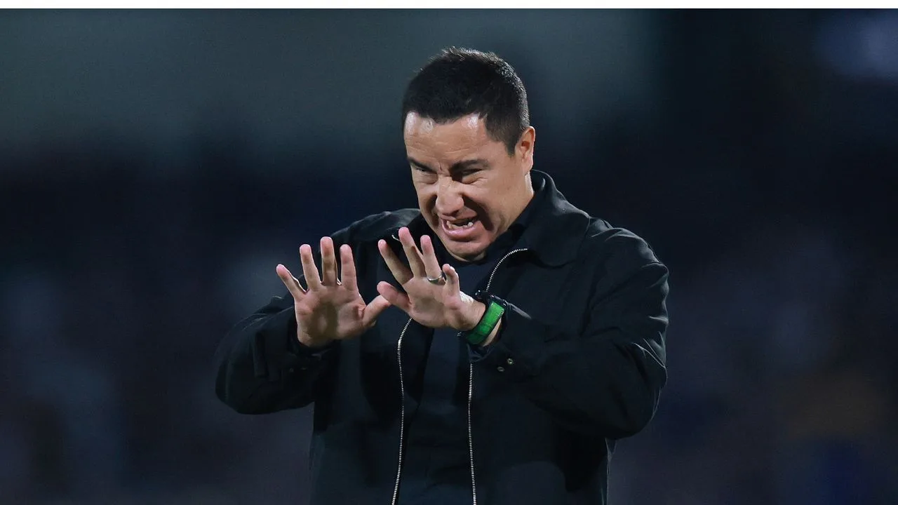 Efraín Juárez, ex director técnico de Pumas y actual estratega del Gyori ETO. 