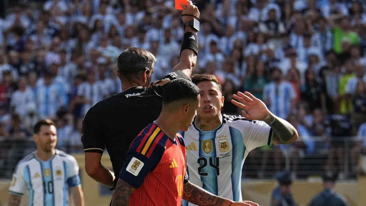 Enzo Fernández, jugador de Argentina en el Mundial 2026, al ser expulsado en la final. 
