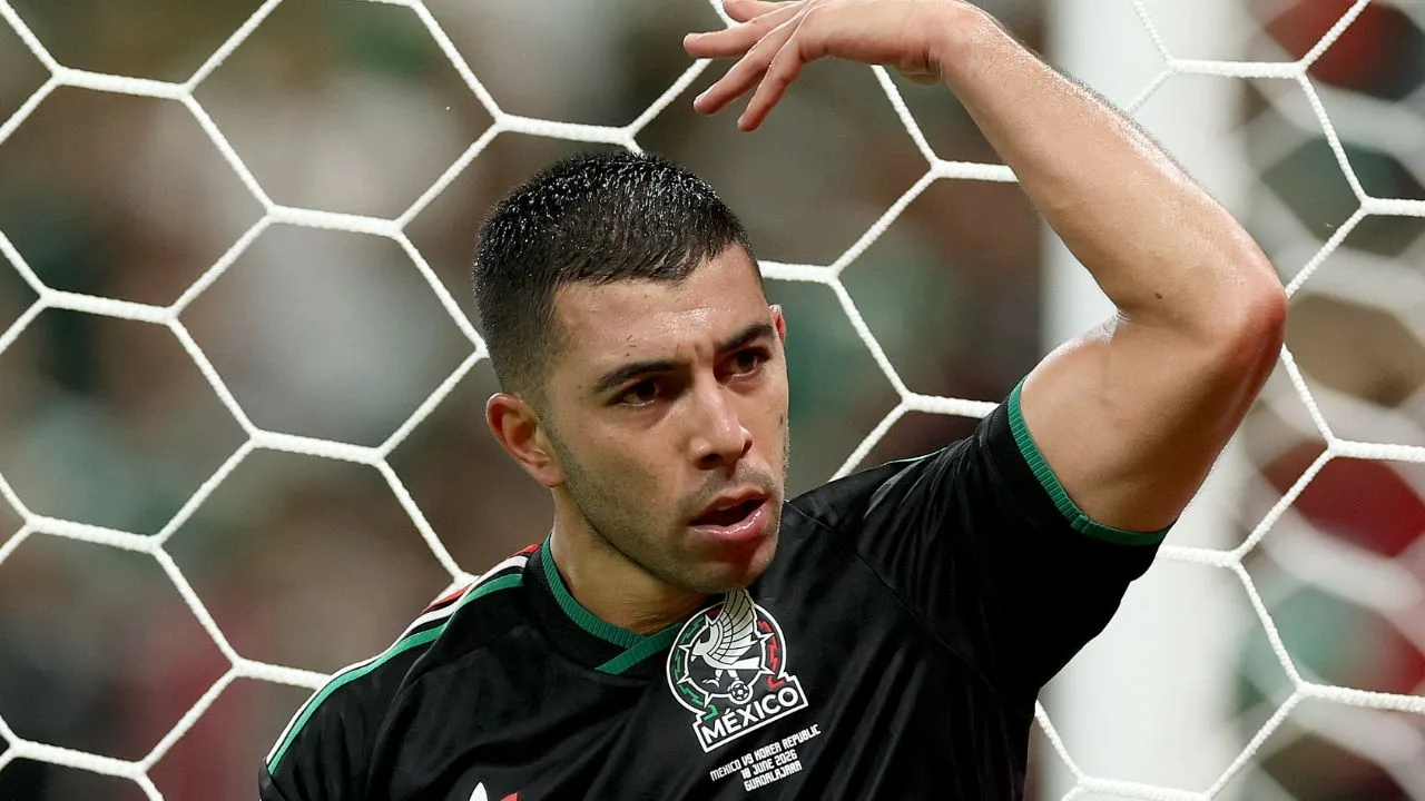 Erik Lira, jugador de Cruz Azul y de la Selección Mexicana. 