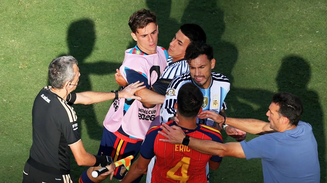 España vs Argentina termina en bronca: así ocurrió el caos tras el silbatazo final en el Mundial 2026 España vs Argentina termina en bronca: así ocurrió el caos tras el pitazo final en el Mundial 2026.