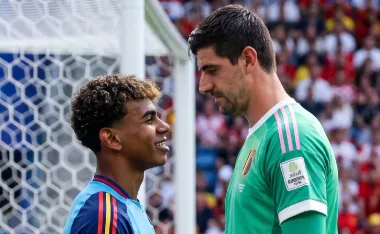 Lamine Yamal y Thibaut Courtois