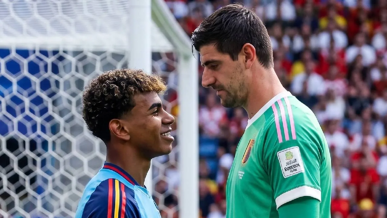 Lamine Yamal y Thibaut Courtois.