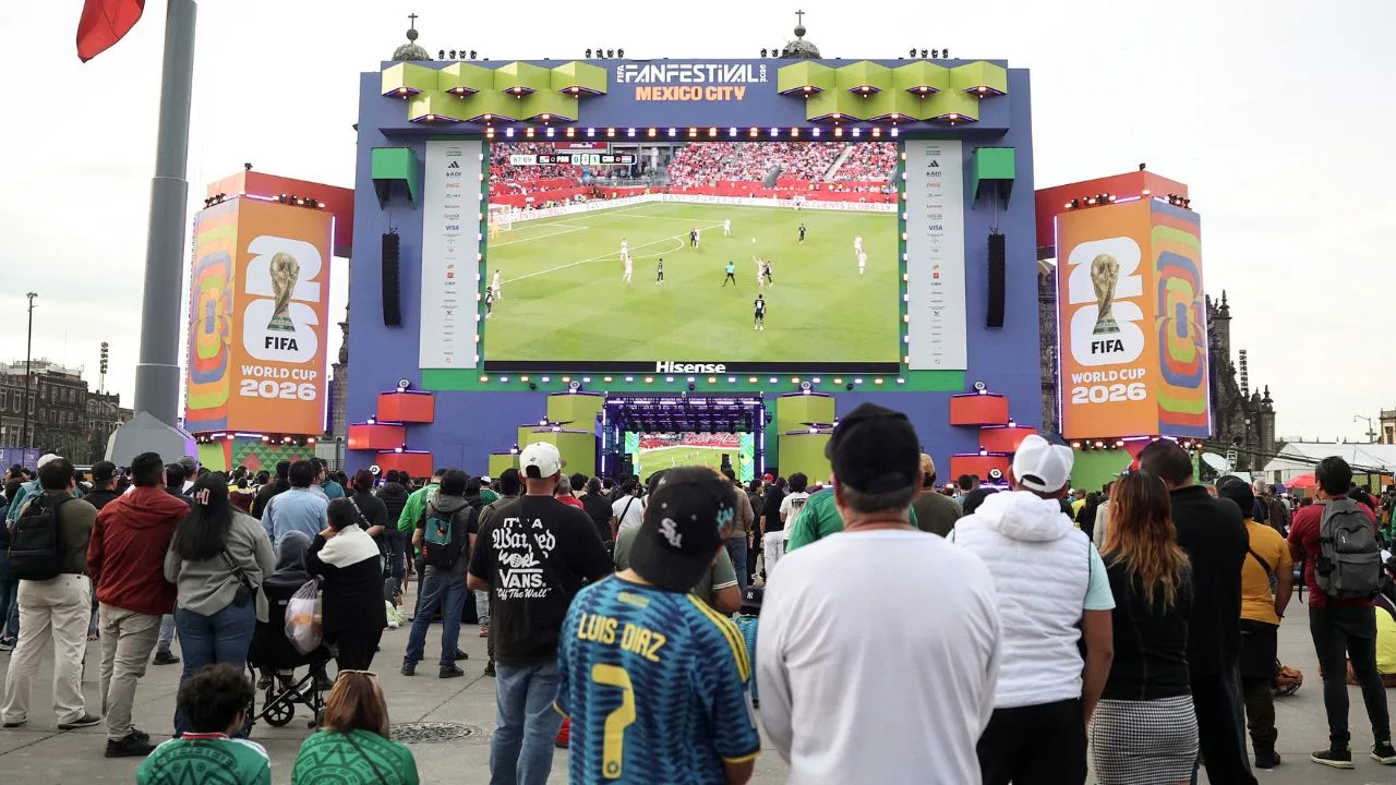 Televisa hace el oso en pleno Fan Fest del Zócalo durante el duelo México vs Inglaterra.