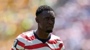La expulsión de Folarin Balogun revive la polémica con Messi y su falta ante Argelia en el Mundial 2026