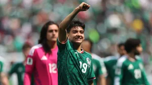 Actriz de Bridgerton, serie de Netflix, clama porque Gilberto Mora fiche con el Liverpool
