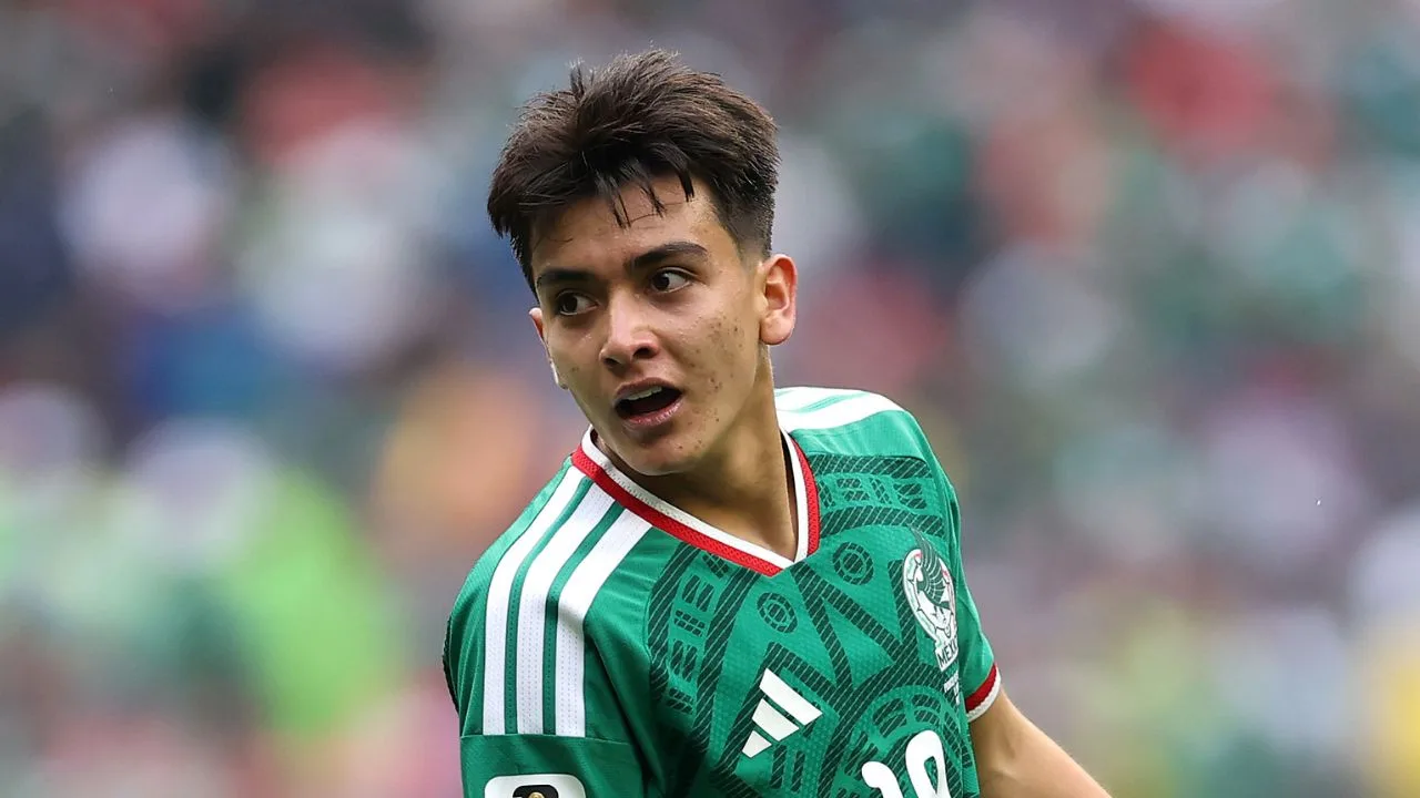 Gilberto Mora Lucha Con Una Materia De La Escuela Juanfutbol