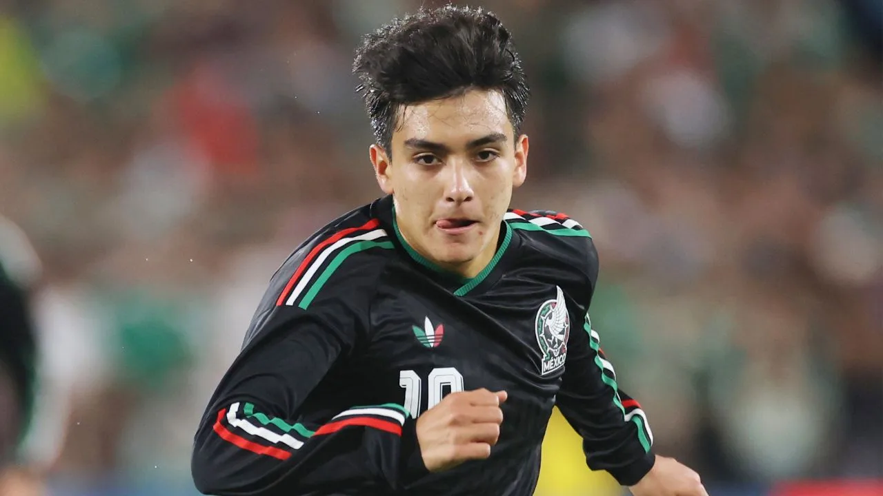 Gilberto Mora presume su primer MVP con la Selección Mexicana cuando tenía 14 años.