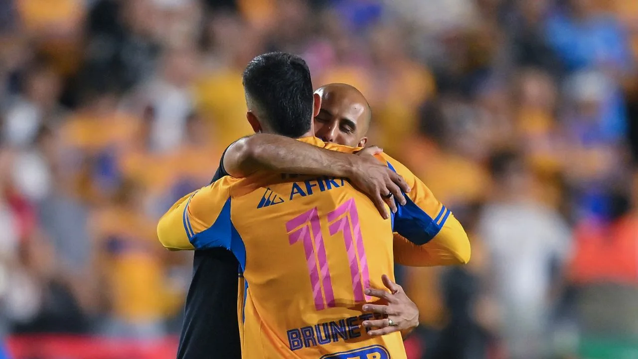 Guido Pizarro y Juan Brunetta, abrazándose en un partido de Tigres del Apertura 2025. 