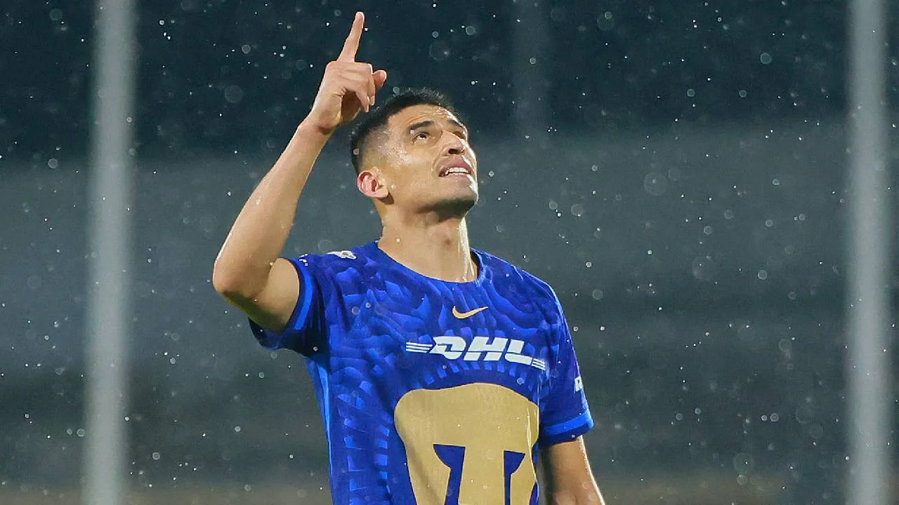 Guillermo Martínez, delantero de Pumas.