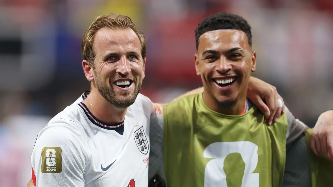 Harry Kane y Morgan Rogers, jugadores de Inglaterra. 