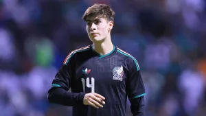 Hormiga González conmueve al mundo al cantar el Himno en el México vs Inglaterra
