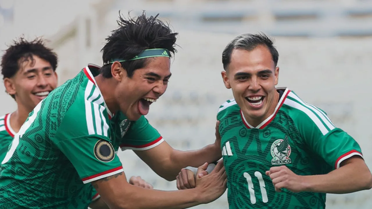 Hugo Camberos a la derecha de la foto, celebra un gol del Tri ante Antigua y Barbuda. 