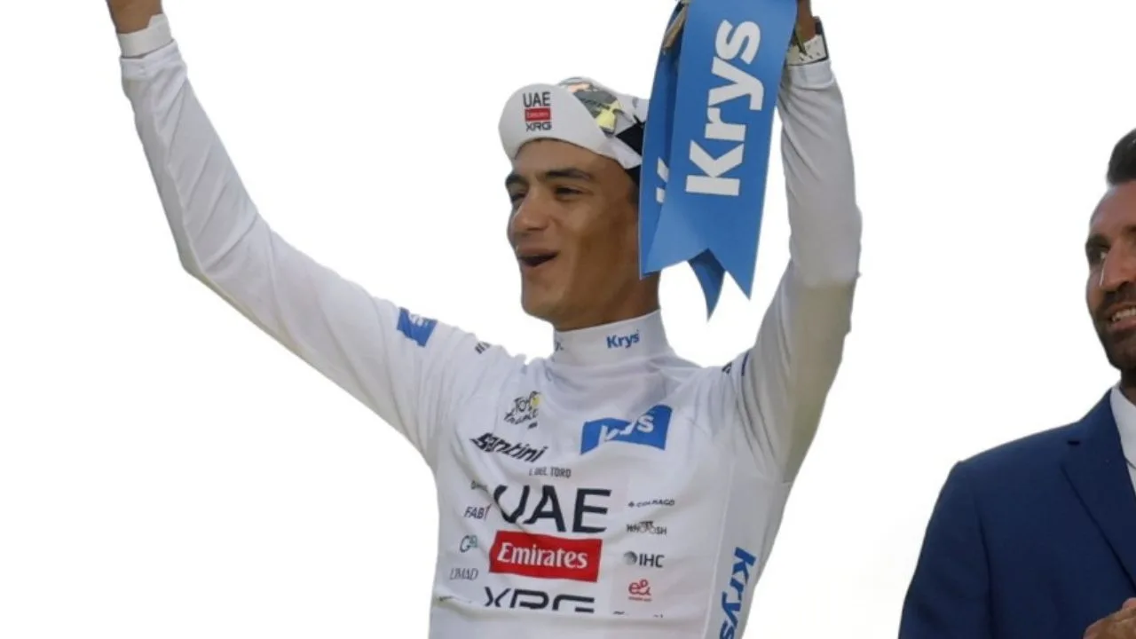 Isaac del Toro, ciclista mexicano en el Tour de Francia. 