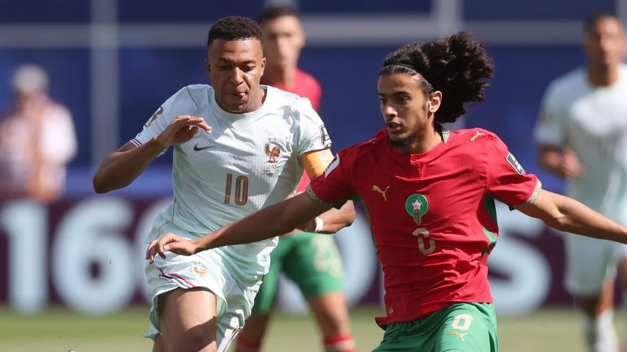 Kylian Mbappe de Francia, y Ayyoub Bouaddi, de Marruecos. 