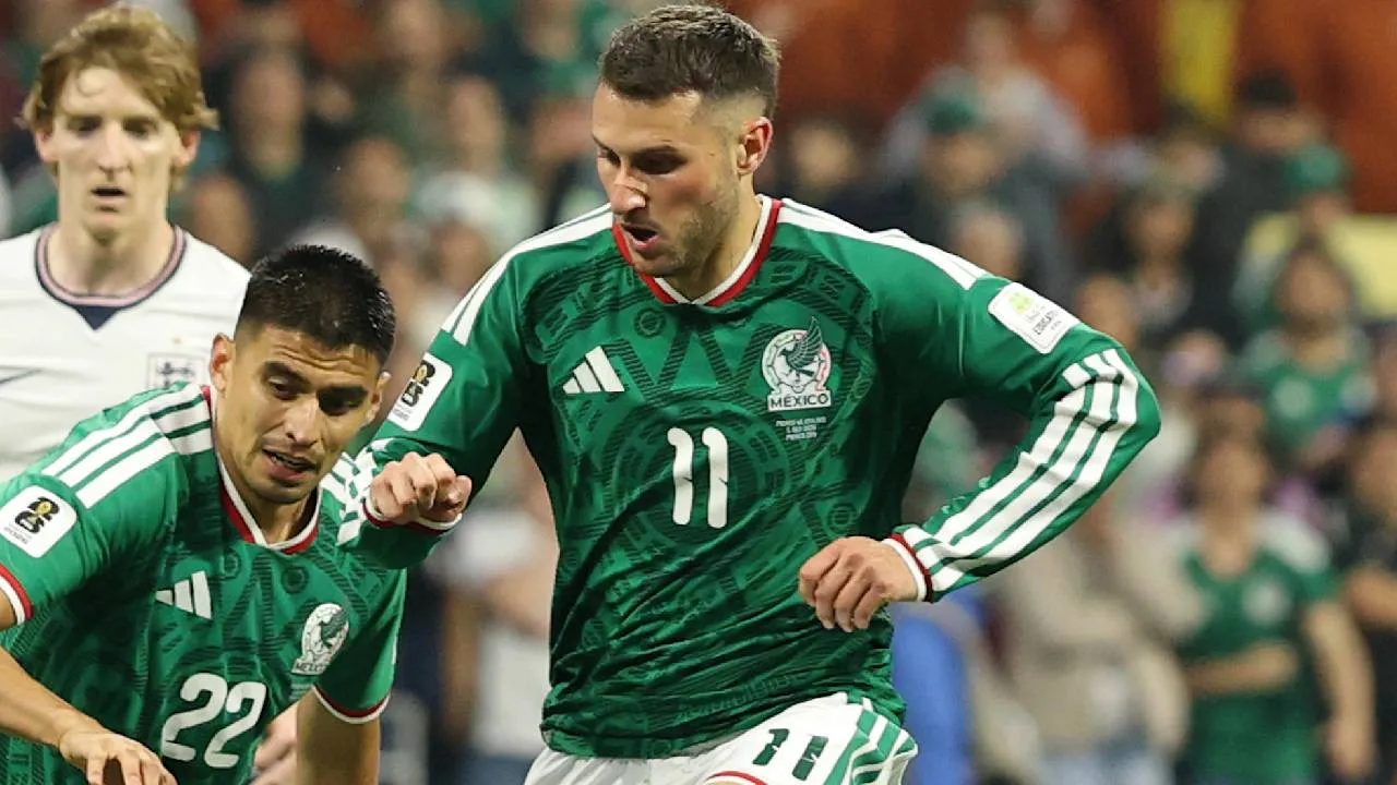 Santiago Giménez, delantero mexicano.