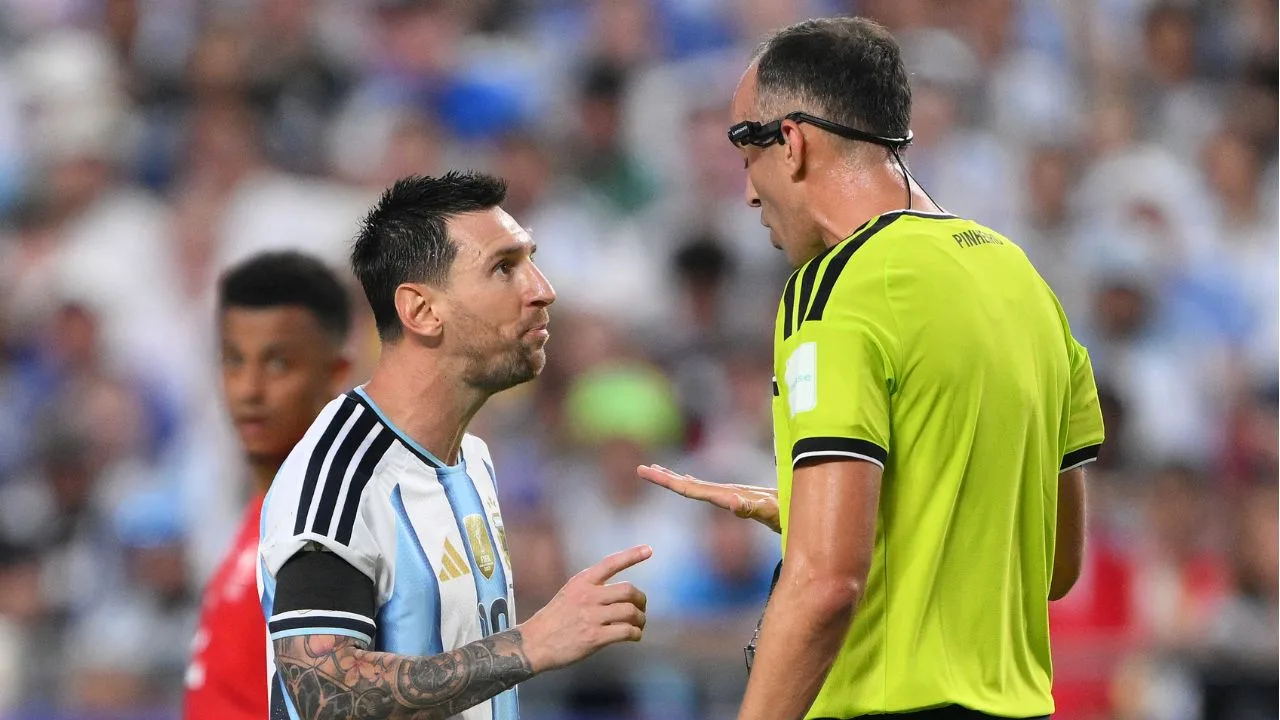 Captan encontronazo de Lionel Messi con el árbitro en el Argentina vs Suiza: qué fue lo que le dijo.