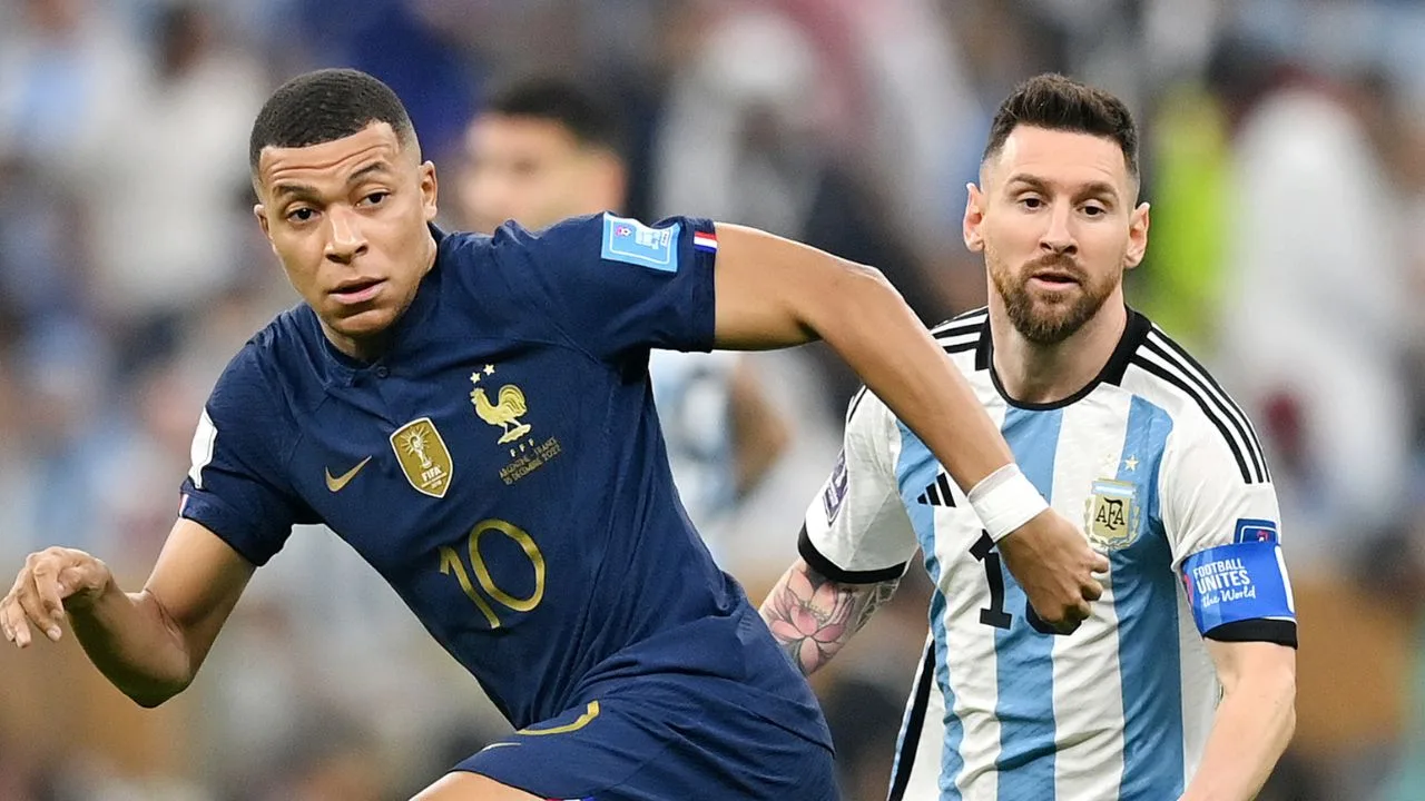 Kylian Mbappé y Lionel Messi en la final de Qatar 2022. 