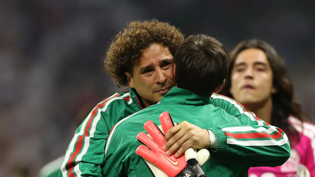 Memo Ochoa despidiéndose de sus compañeros tras su último juego en el Mundial 2026. 