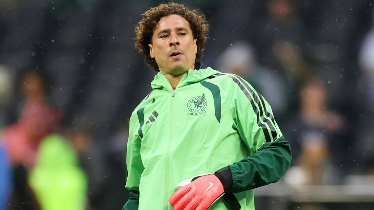 Qué licenciatura estudió Memo Ochoa y en qué universidad la cursó.
