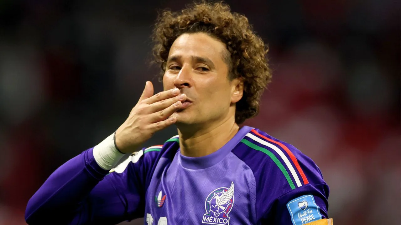 Memo Ochoa celebra su cumpleaños en icónico antro de Acapulco tras el Mundial 2026.
