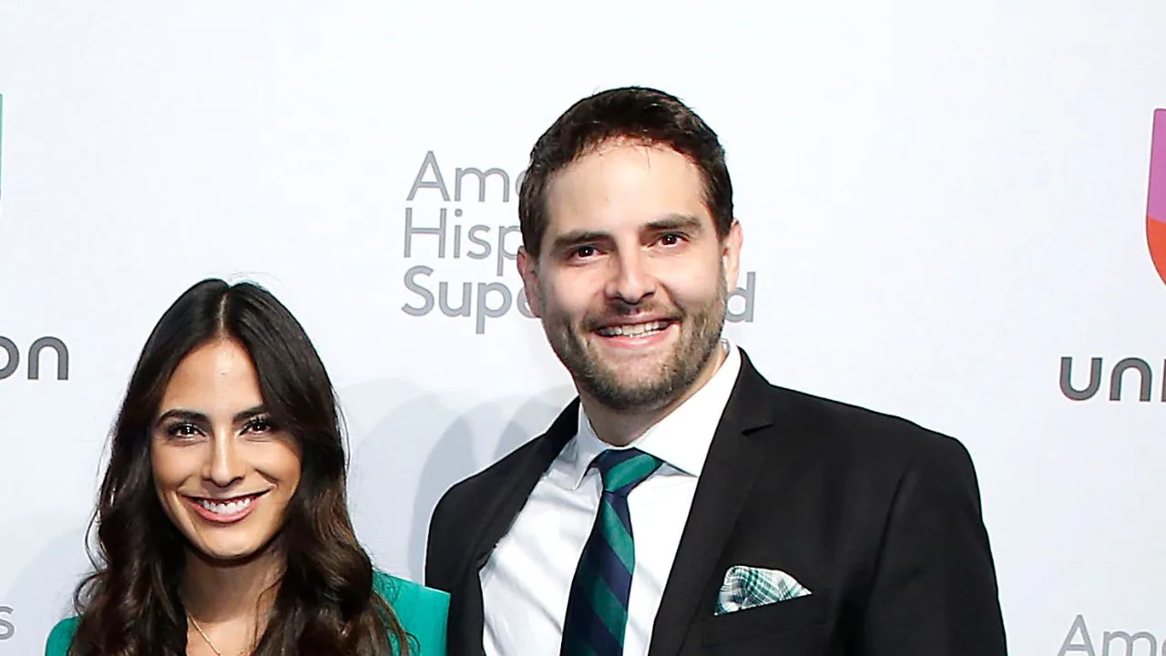 Valeria Marín posa al lado de Memo Schutz en un evento de Univisión.