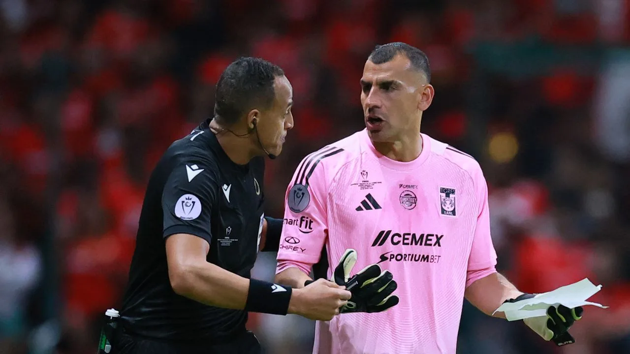 Nahuel Guzmán hablando con el árbitro en la final de la Concachampions pasada. 