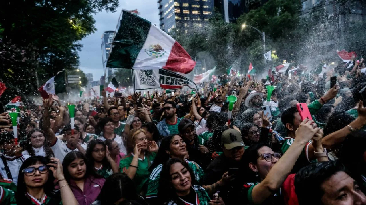 Celebraciones en el Ángel de la Independencia.