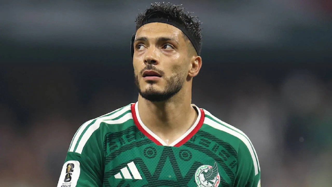 Raúl Jiménez, delantero mexicano.