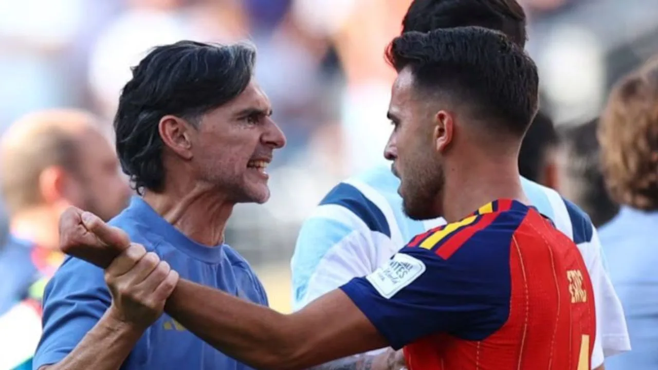 Roberto Ayala a la izquierda de la imagen, en el momento del conflicto. 