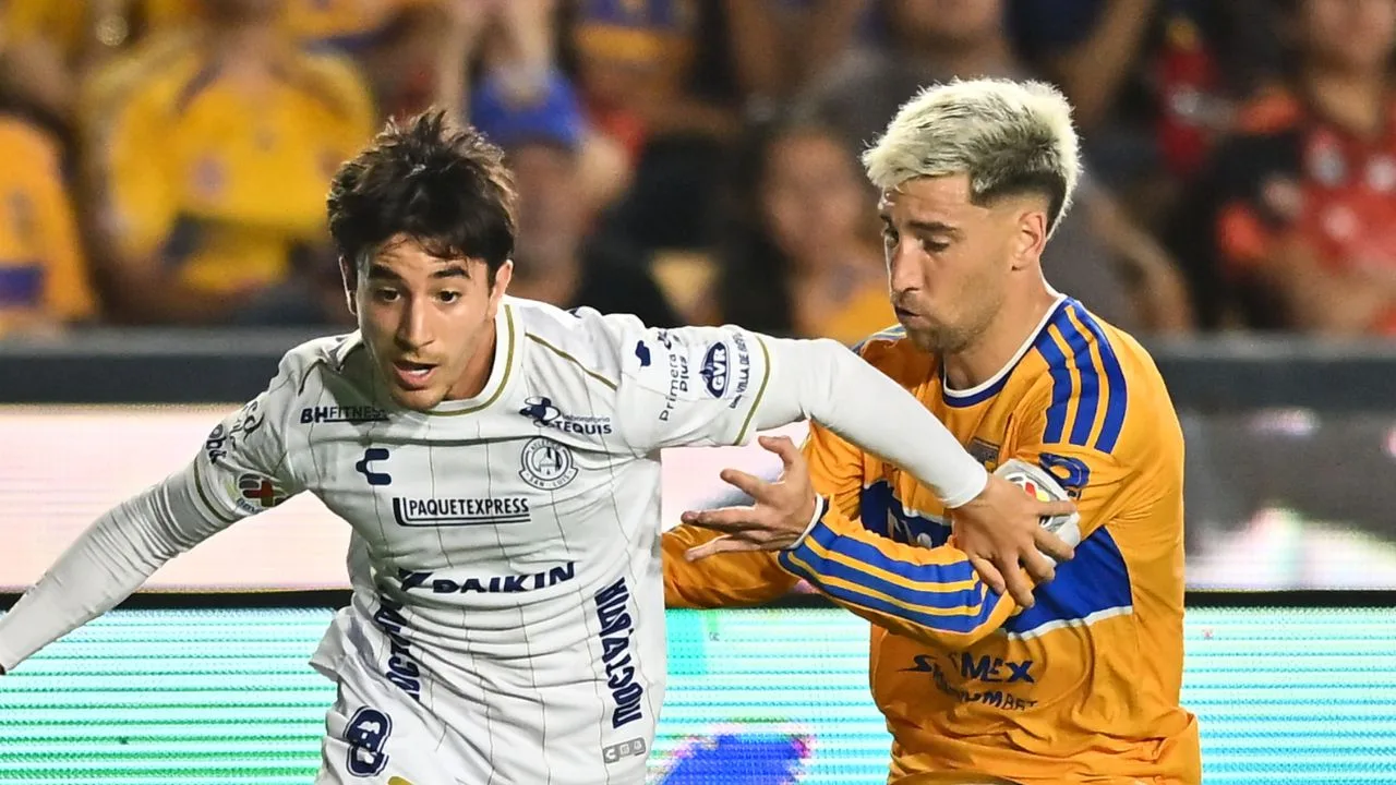 Sebastián Pérez Bouquet y Fernando Gorriarán pelean por un balón en el duelo de Atlético San Luis vs Tigres. 