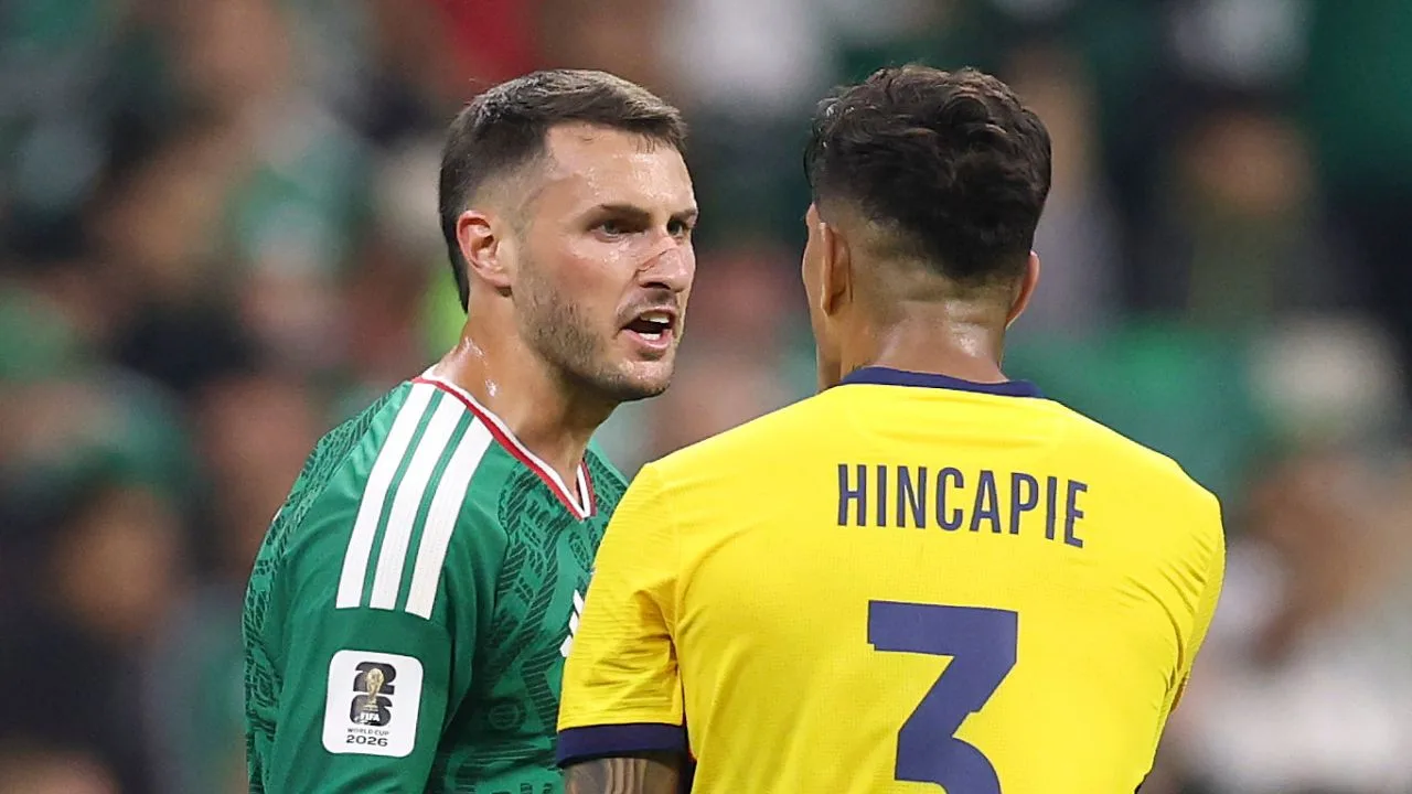 Santiago Gimenez y Piero Hincapié, en el duelo de México vs Ecuador. 