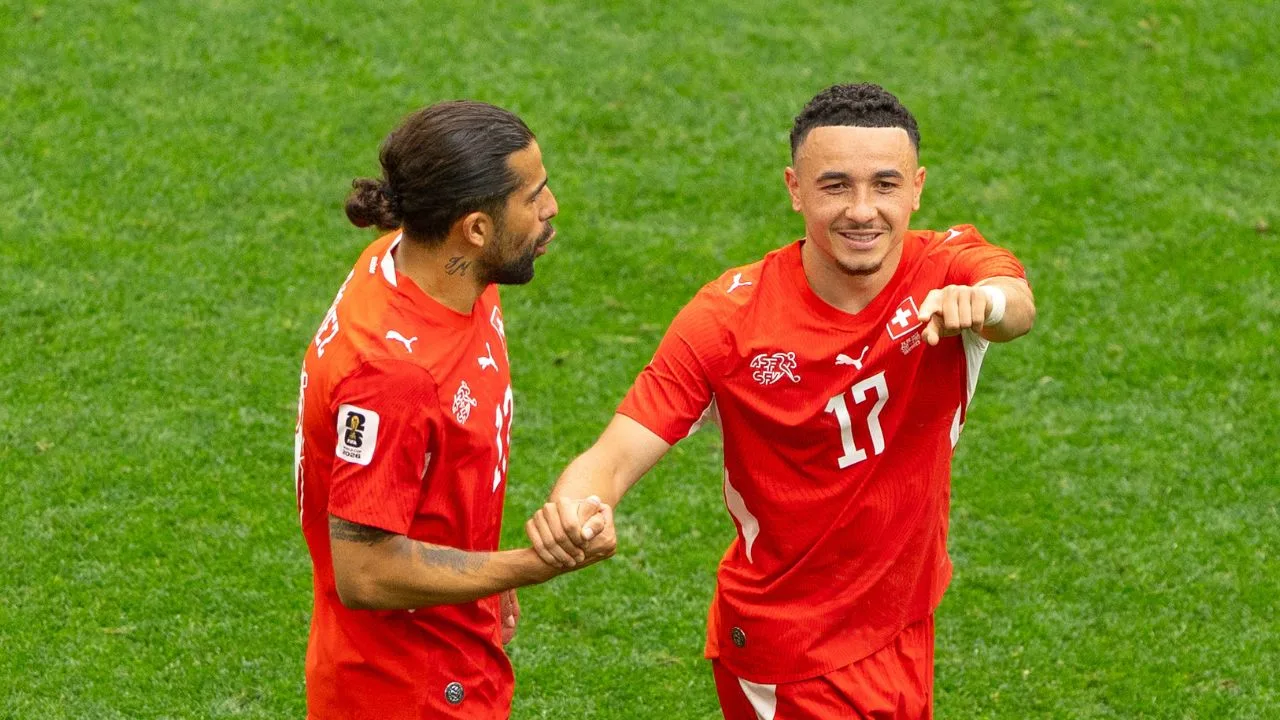 Ruben Vargas de Suiza celebra un gol junto a su equipo. 