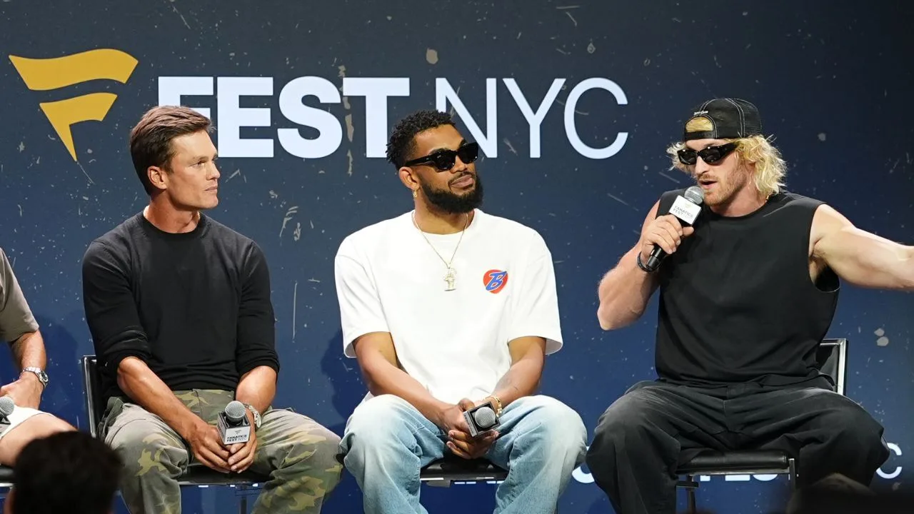 Tom Brady, a la izquierda, terminó peleando con Logan Paul, a la derecha de la imagen. En medio, Karl Anthony-Towns. 
