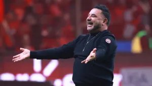 Turco Mohamed enloquece y empuja a integrante de su cuerpo técnico tras perder vs Cruz Azul