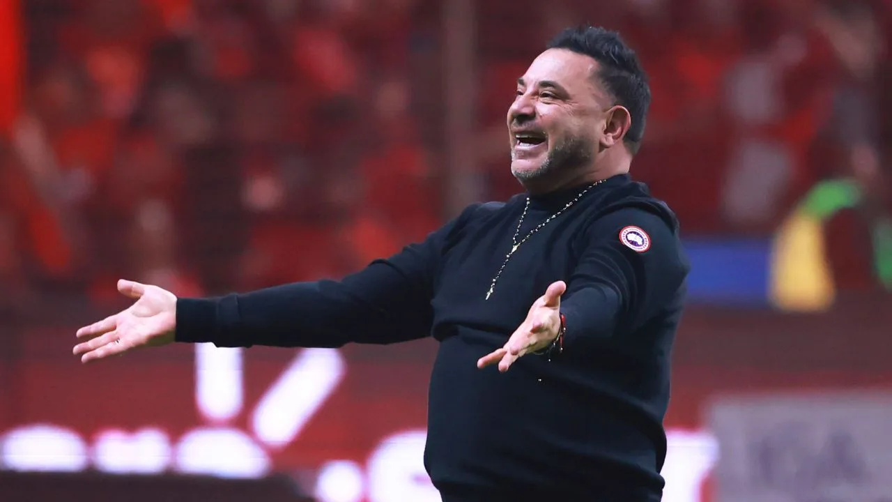 Turco Mohamed enloquece y empuja a integrante de su cuerpo técnico tras perder vs Cruz Azul.