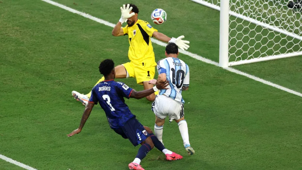 Vozinha y Leo Messi en la cancha.