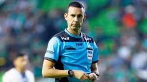 Polémico árbitro César Arturo Ramos da clases de cómo expulsar a un jugador tras pitar el Mundial 2026